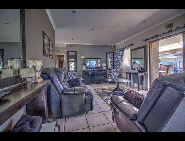 3 BEDROOM SIMPLEX FOR SALE IN VAN RIEBEECK PARK